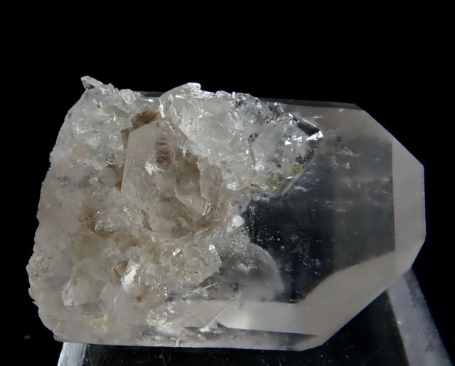 Mineral. Topacio sobre cristal de cuarzo.