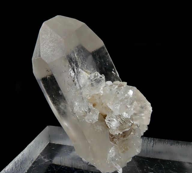 Mineral. Topacio sobre cristal de cuarzo.