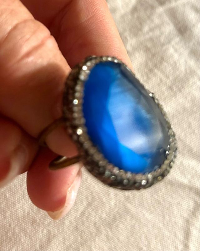 Bellissimo anello con pietra blu e zirconi