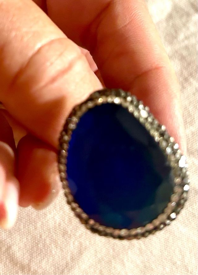Bellissimo anello con pietra blu e zirconi