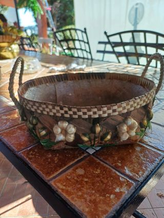Cestino in vimini con fiori. 