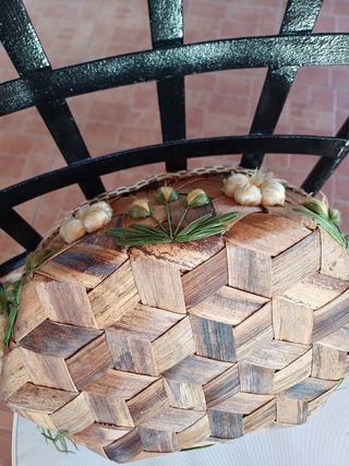 Cestino in vimini con fiori. 