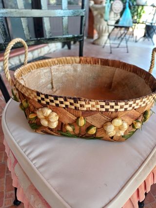Cestino in vimini con fiori. 