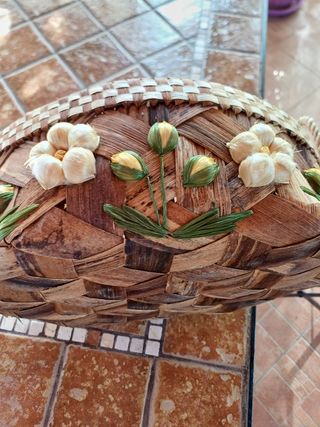 Cestino in vimini con fiori. 