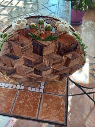 Cestino in vimini con fiori. 