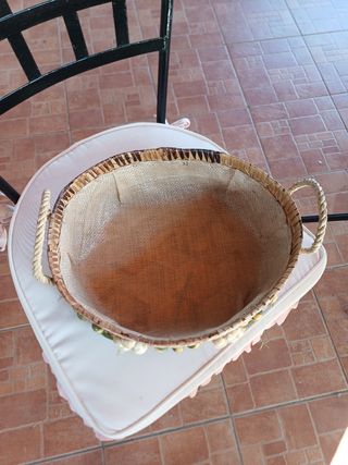 Cestino in vimini con fiori. 