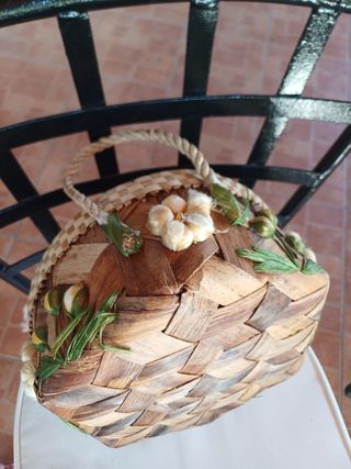 Cestino in vimini con fiori. 