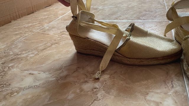 Zapatos cuña dorado t.37