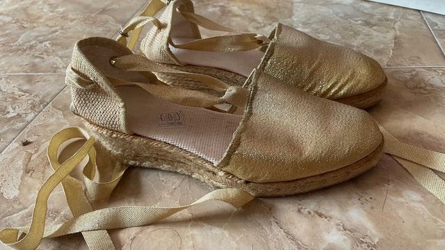 Zapatos cuña dorado t.36
