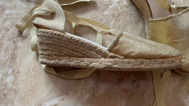 Zapatos cuña dorado t.36