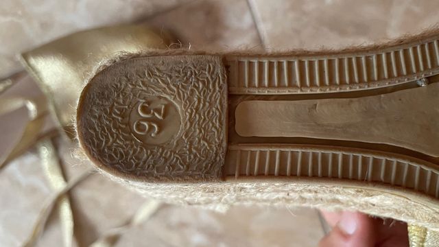 Zapatos cuña dorado t.36