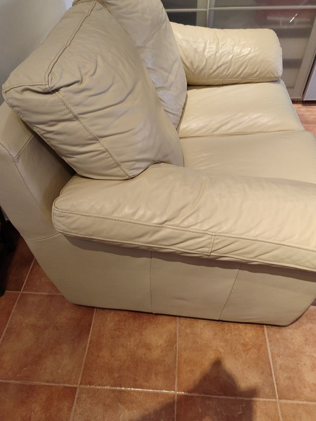 Sofá de dos plazas de polipiel color beige