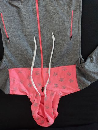 Chaqueta de chandal gris y rosa