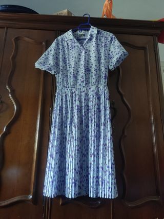 Vestido celeste con flores moradas