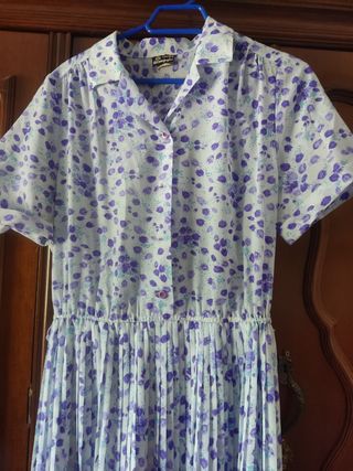 Vestido celeste con flores moradas