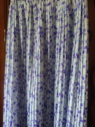 Vestido celeste con flores moradas