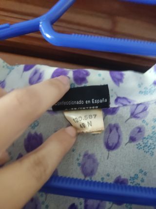 Vestido celeste con flores moradas