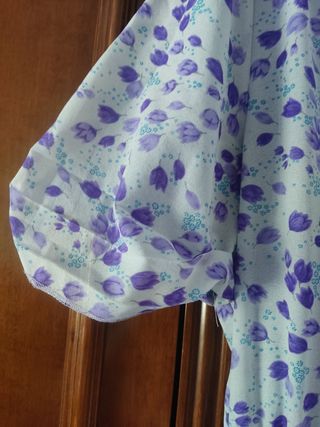 Vestido celeste con flores moradas