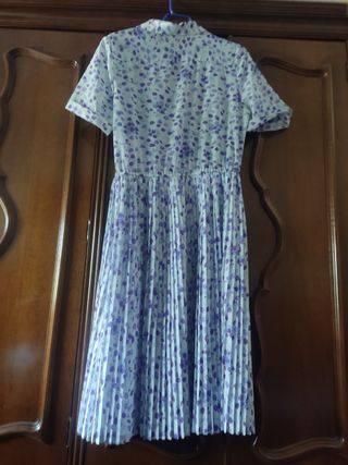 Vestido celeste con flores moradas