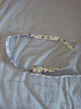 Vestido celeste con flores moradas