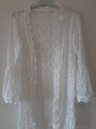 Túnica blanca de encaje, abierta.