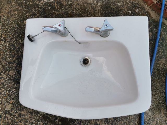 Lavabo blanco con griferia