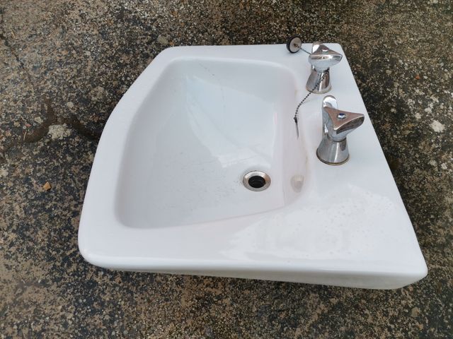 Lavabo blanco con griferia