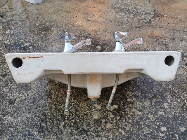 Lavabo blanco con griferia