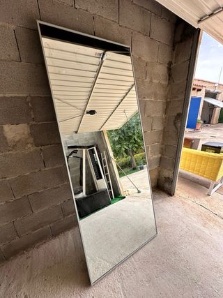 Espejo grande de aluminio de Ikea