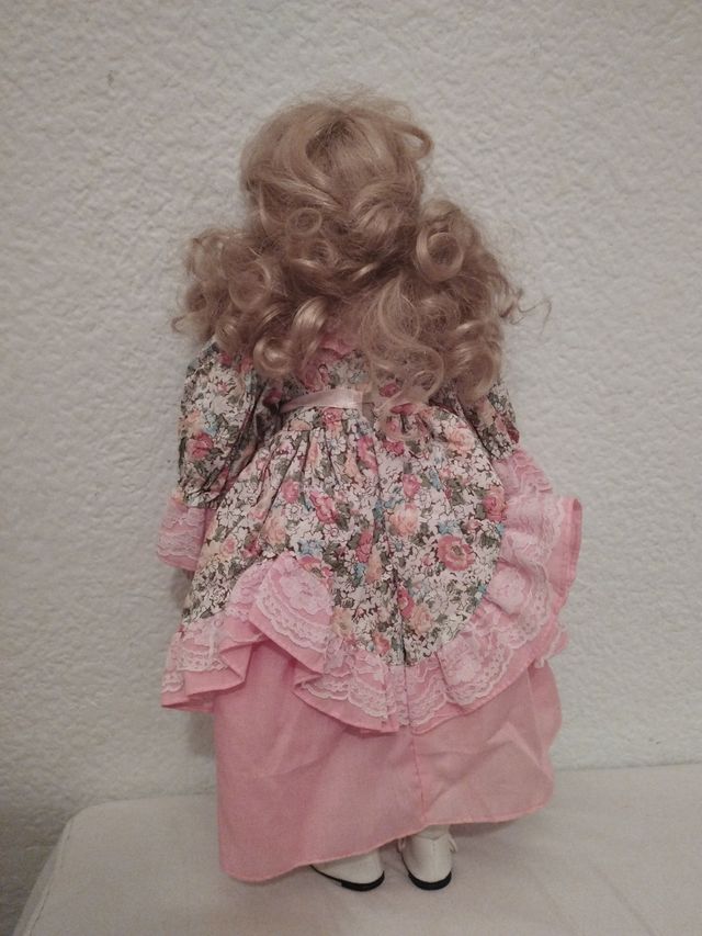 Muñeca vintage de porcelana