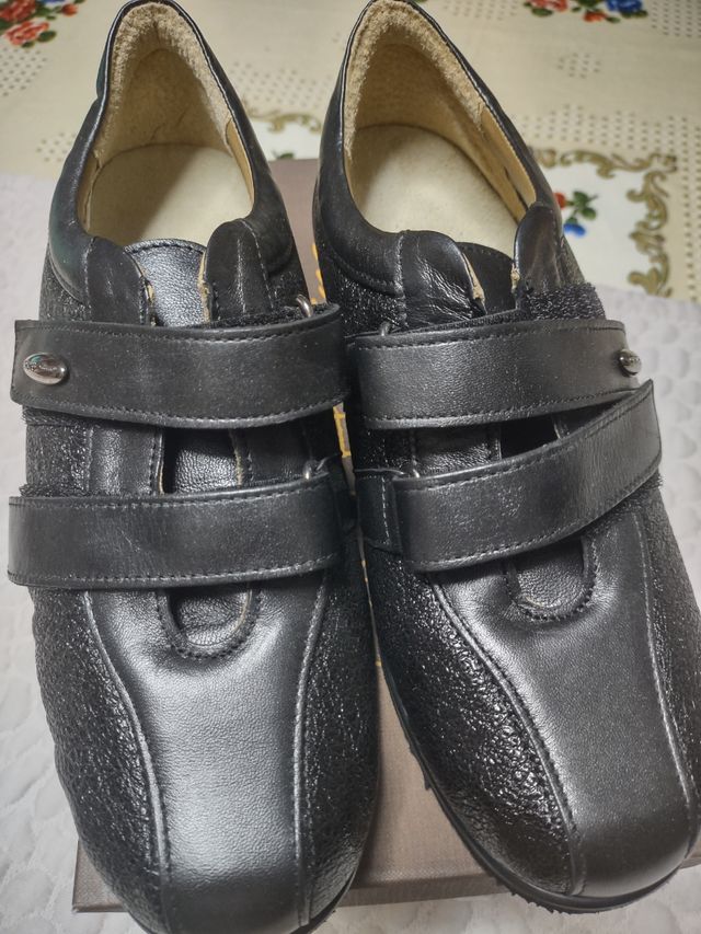 Scarpe sportive pelle nera n. 37