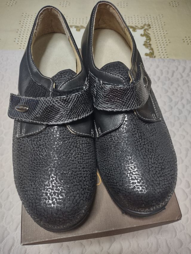 Scarpe pelle nera n. 39 a strappo