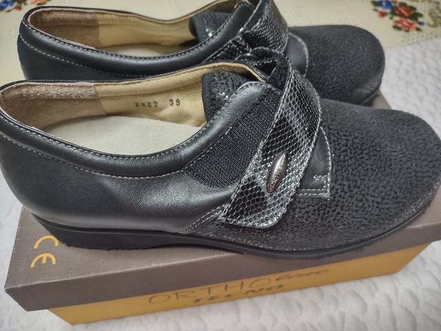 Scarpe pelle nera n. 39 a strappo