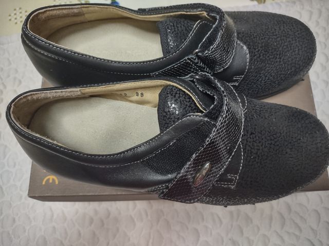 Scarpe pelle nera n. 39 a strappo
