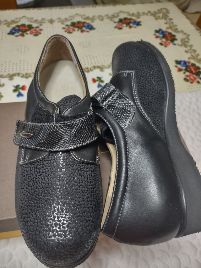 Scarpe pelle nera n. 39 a strappo