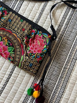 Bolso negro bordado