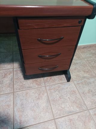 Mesa y estantería de oficina