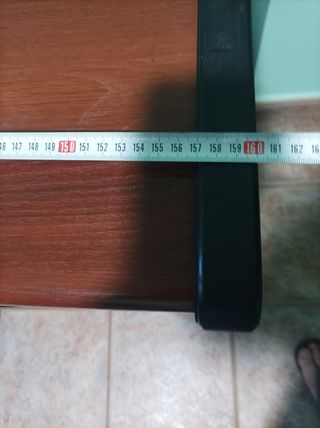 Mesa y estantería de oficina