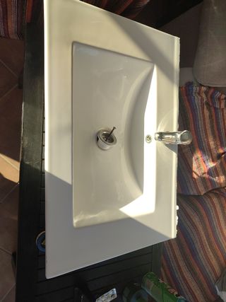Lavabo y grifo.