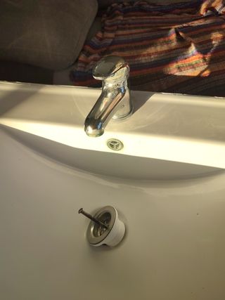Lavabo y grifo.