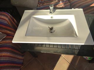 Lavabo y grifo.