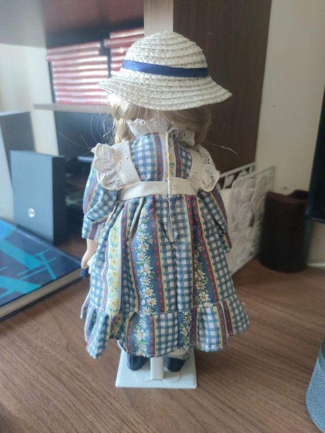 Bambola in porcellana anni '90