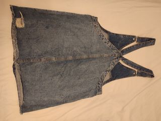 Falda peto y pantalón peto. 5 euros 