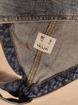 Falda peto y pantalón peto. 5 euros 