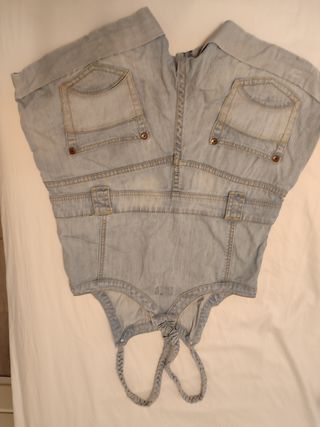Falda peto y pantalón peto. 5 euros 