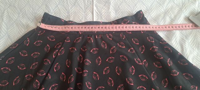 Falda de vuelo con estampado de besos