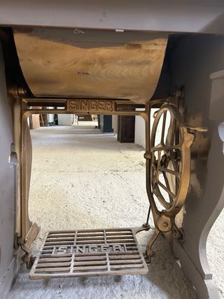 Máquina de coser Singer con mueble