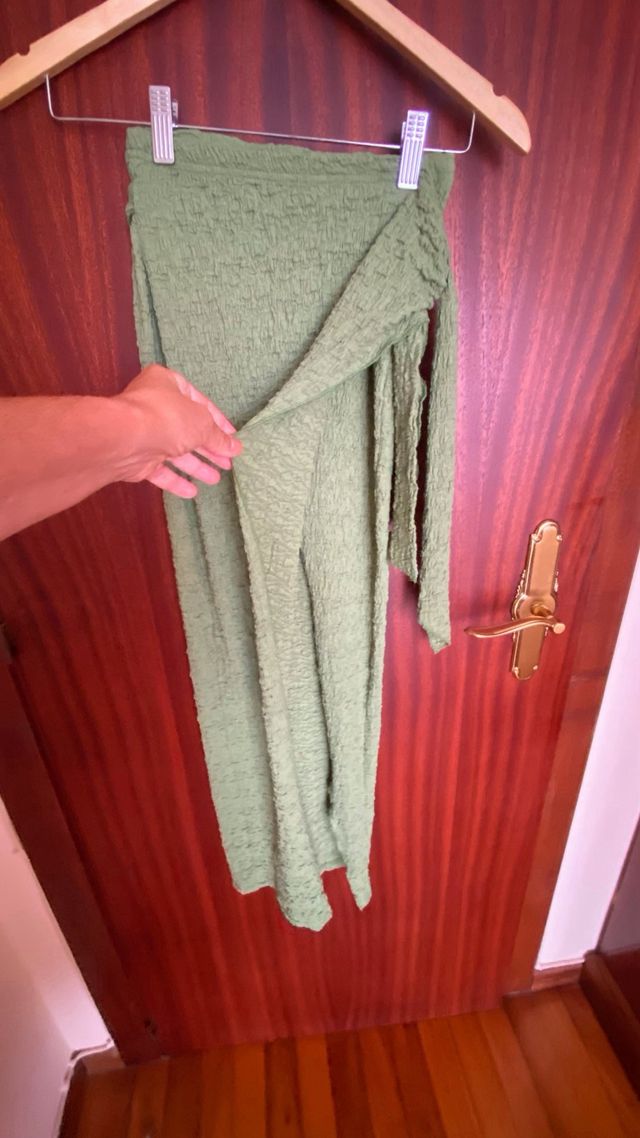 Vestido con cut out. Regalo falda pareo. 