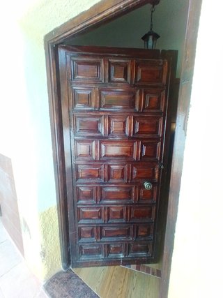 PUERTA DE CUARTERONES DE MADERA MACIZA
