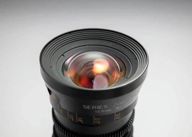 Lente Century Optics 2000 6mm T1.9 (S16) PL Mount